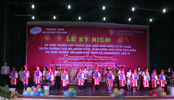 236 học viên thanh thiếu nhi được vinh danh, tuyên dương, khen thưởng và trao chứng chỉ Anh ngữ quốc tế Cambridge tại Lễ kỷ niệm 5 năm thành lập Trung tâm Anh ngữ Quốc tế Úc Châu