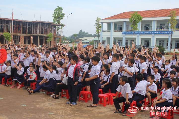 CHƯƠNG TRÌNH NGOẠI KHÓA " CHÀO CỜ THÂN THIỆN" TẠI TRƯỜNG TH TIẾN THÀNH