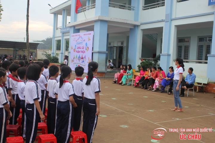 CHƯƠNG TRÌNH NGOẠI KHÓA " CHÀO CỜ THÂN THIỆN" TẠI TRƯỜNG TH TIẾN THÀNH