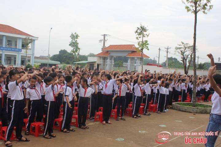 CHƯƠNG TRÌNH NGOẠI KHÓA " CHÀO CỜ THÂN THIỆN" TẠI TRƯỜNG TH TIẾN THÀNH