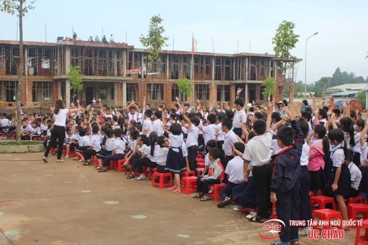 CHƯƠNG TRÌNH NGOẠI KHÓA " CHÀO CỜ THÂN THIỆN" TẠI TRƯỜNG TH TIẾN THÀNH