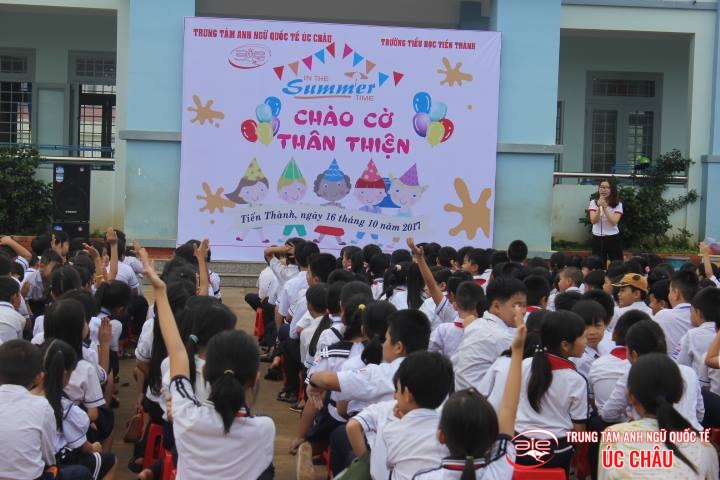 CHƯƠNG TRÌNH NGOẠI KHÓA " CHÀO CỜ THÂN THIỆN" TẠI TRƯỜNG TH TIẾN THÀNH