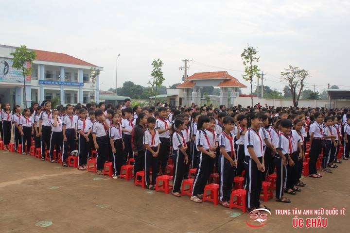 CHƯƠNG TRÌNH NGOẠI KHÓA " CHÀO CỜ THÂN THIỆN" TẠI TRƯỜNG TH TIẾN THÀNH