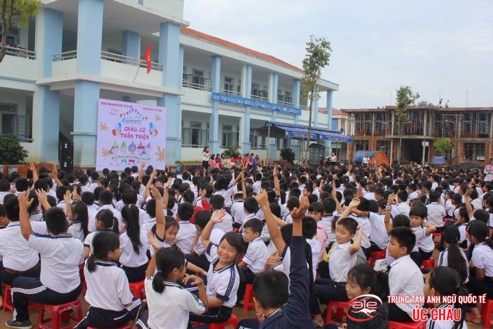 CHƯƠNG TRÌNH NGOẠI KHÓA " CHÀO CỜ THÂN THIỆN" TẠI TRƯỜNG TH TIẾN THÀNH