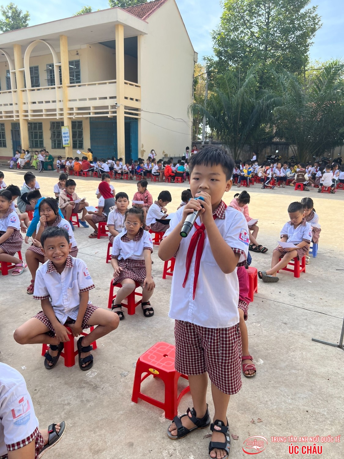 CHƯƠNG TRÌNH NGOẠI KHÓA "CHÀO CỜ THÂN THIỆN'' TẠI TRƯỜNG TH TIẾN HƯNG A