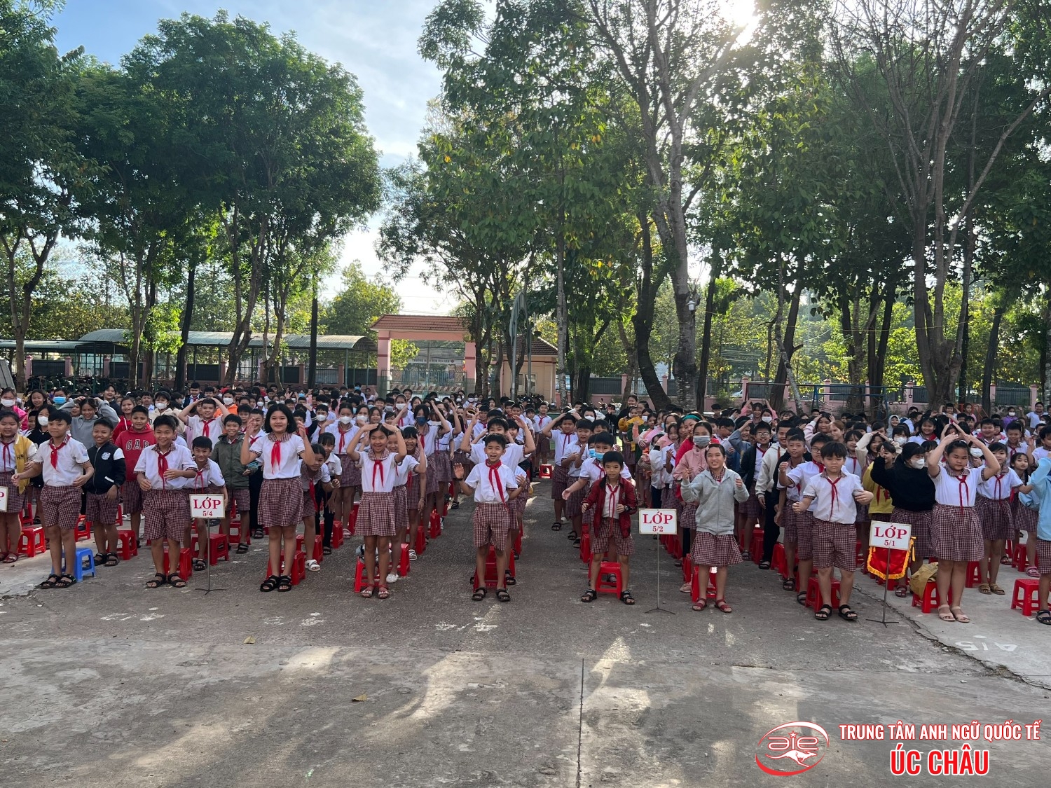 CHƯƠNG TRÌNH NGOẠI KHÓA "CHÀO CỜ THÂN THIỆN'' TẠI TRƯỜNG TH TIẾN HƯNG A