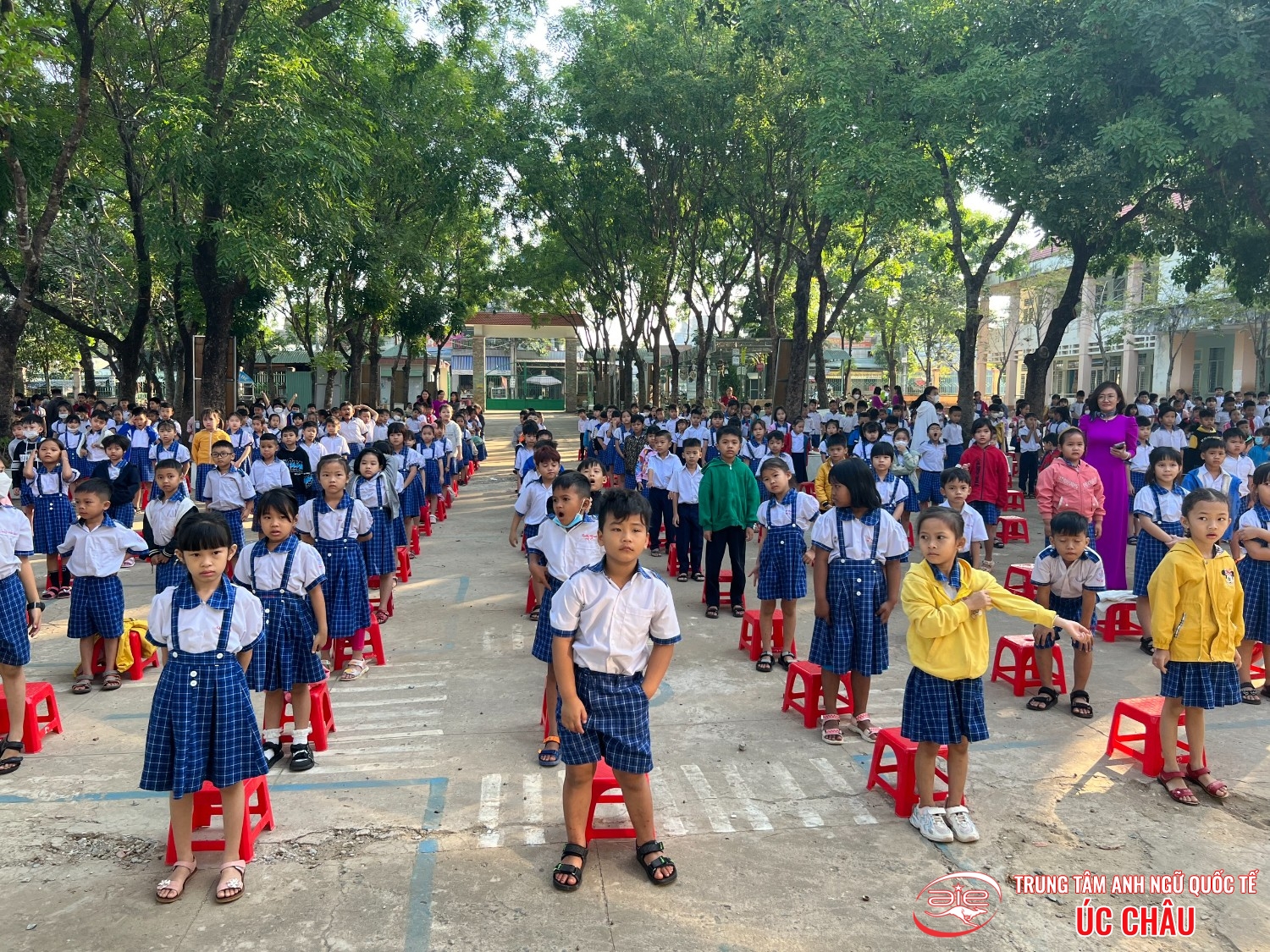 CHƯƠNG TRÌNH NGOẠI KHÓA "CHÀO CỜ THÂN THIỆN'' TẠI TRƯỜNG TH TÂN XUÂN C